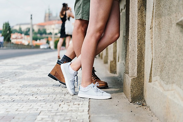 포토 JPG 주간 서양인 커플 여자 남자 여행 거리 서기 사람 20대 성인 야외 옆모습 뒷모습 아웃포커스 신체부위 세명 여행객 맑음 사진촬영 하반신 다리 도시 배낭여행 프라하 국내포토 자연요소 외국인 뷰포인트 관계 모션 날씨 촬영기법 청년 촬영 체코 파일형식