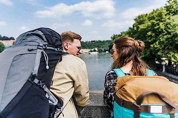 포토 JPG 주간 서양인 나무 커플 응시 여자 남자 여행 배낭 하늘 거리 서기 미소 사람 풍경 상반신 20대 성인 야외 두명 뒷모습 강 선글라스 마주보기 맑음 기댐 도시 배낭여행 프라하 가교 성인만 국내포토 자연요소 외국인 식물 건축물 시선 안경 뷰포인트 가방 관계 모션 날씨 표정 청년 체코 파일형식
