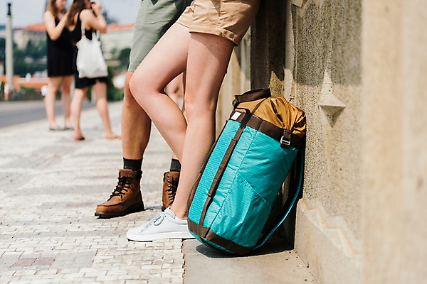 포토 JPG 주간 서양인 커플 여자 남자 여행 배낭 거리 서기 사람 여러명 20대 성인 야외 옆모습 뒷모습 아웃포커스 신체부위 여행객 맑음 사진촬영 기댐 하반신 다리 도시 배낭여행 프라하 국내포토 자연요소 외국인 뷰포인트 다수 가방 관계 모션 날씨 촬영기법 청년 촬영 체코 파일형식