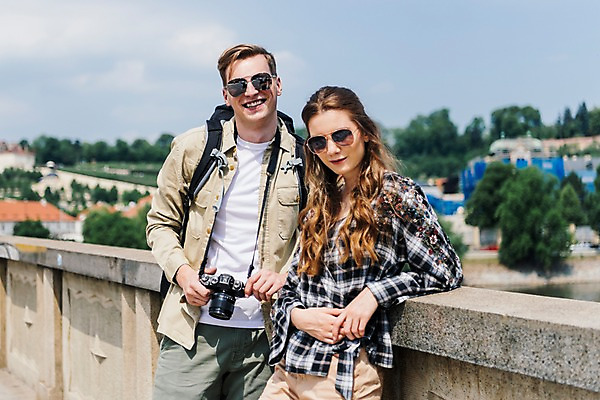 포토 JPG 주간 서양인 나무 커플 응시 여자 남자 여행 난간 거리 서기 미소 들기 사람 상반신 20대 성인 야외 두명 앞모습 아웃포커스 강 도시풍경 선글라스 카메라 맑음 기댐 도시 즐거움 배낭여행 프라하 가교 성인만 국내포토 자연요소 외국인 식물 건축물 시선 감정 안경 뷰포인트 관계 모션 날씨 촬영기법 표정 풍경 청년 전자제품 체코 파일형식