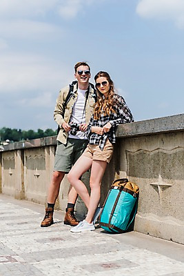 포토 JPG 주간 전신 서양인 구름 커플 여자 남자 여행 배낭 난간 하늘 거리 서기 미소 들기 사람 20대 성인 야외 두명 앞모습 옆모습 아웃포커스 선글라스 카메라 맑음 기댐 도시 배낭여행 프라하 가교 성인만 국내포토 자연요소 외국인 건축물 안경 뷰포인트 가방 관계 모션 날씨 촬영기법 표정 청년 전자제품 체코 파일형식