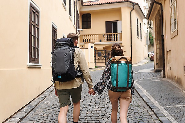포토 JPG 주간 서양인 커플 여자 남자 여행 배낭 창문 거리 주택 사람 상반신 20대 성인 야외 두명 건물 뒷모습 문 걷기 손잡기 맑음 다정 원근감 도시 배낭여행 프라하 성인만 국내포토 자연요소 외국인 건축물 뷰포인트 컨셉 가방 관계 모션 날씨 청년 체코 파일형식