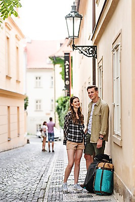 포토 JPG 주간 전신 서양인 커플 응시 여자 남자 여행 가로등 배낭 창문 거리 주택 서기 미소 사람 여러명 20대 성인 야외 건물 앞모습 옆모습 뒷모습 아웃포커스 여행객 맑음 원근감 도시 골목길 배낭여행 프라하 국내포토 자연요소 외국인 건축물 시선 공공시설 길 뷰포인트 다수 가방 관계 모션 날씨 촬영기법 표정 청년 체코 파일형식