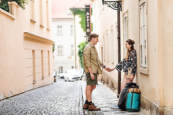 포토 JPG 주간 전신 서양인 커플 응시 여자 남자 여행 가로등 배낭 거리 사랑 서기 미소 사람 20대 성인 야외 두명 옆모습 담장 마주보기 손잡기 맑음 기댐 다정 원근감 도시 골목길 배낭여행 프라하 성인만 국내포토 자연요소 외국인 시선 공공시설 감정 길 뷰포인트 컨셉 가방 관계 모션 날씨 표정 청년 체코 파일형식