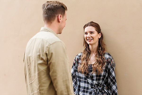 포토 JPG 주간 서양인 커플 응시 여자 남자 여행 거리 미소 사람 상반신 20대 성인 야외 두명 앞모습 뒷모습 담장 마주보기 맑음 도시 배낭여행 프라하 성인만 국내포토 자연요소 외국인 시선 뷰포인트 관계 모션 날씨 표정 청년 체코 파일형식