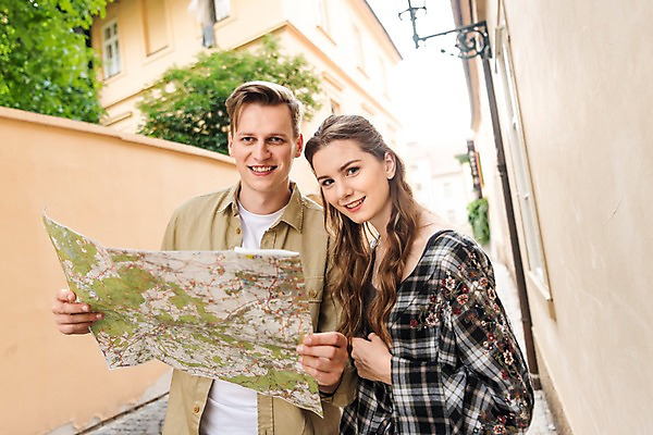 포토 JPG 주간 서양인 나무 커플 응시 여자 남자 여행 지도 가로등 거리 서기 미소 들기 사람 상반신 20대 성인 야외 두명 건물 앞모습 담장 맑음 도시 골목길 배낭여행 프라하 성인만 국내포토 자연요소 외국인 식물 건축물 시선 공공시설 길 뷰포인트 관계 모션 날씨 표정 청년 체코 파일형식