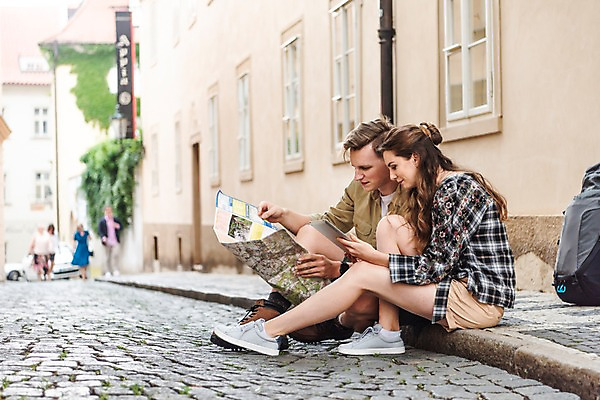 포토 JPG 주간 전신 서양인 커플 응시 여자 남자 여행 지도 배낭 휴식 거리 들기 사람 앉기 여러명 20대 성인 야외 건물 옆모습 아웃포커스 태블릿 여행객 맑음 도시 배낭여행 프라하 보도블록 국내포토 자연요소 외국인 건축물 시선 뷰포인트 다수 컨셉 가방 관계 모션 날씨 촬영기법 청년 전자제품 스마트기기 체코 파일형식