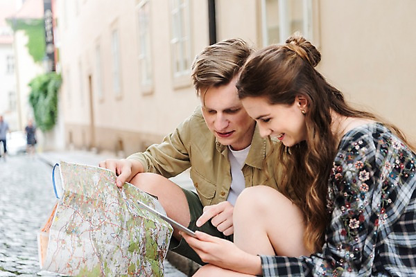 포토 JPG 주간 서양인 커플 응시 여자 남자 여행 지도 휴식 거리 미소 들기 사람 앉기 상반신 20대 성인 야외 두명 건물 옆모습 아웃포커스 태블릿 맑음 가리킴 도시 배낭여행 프라하 성인만 국내포토 자연요소 외국인 건축물 시선 뷰포인트 컨셉 관계 모션 날씨 촬영기법 표정 손짓 청년 전자제품 스마트기기 체코 파일형식