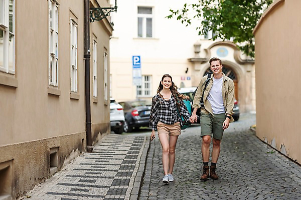포토 JPG 주간 전신 서양인 나무 커플 응시 여자 남자 벽 여행 창문 자동차 거리 주택 사랑 미소 사람 20대 성인 야외 두명 앞모습 걷기 손잡기 맑음 다정 원근감 도시 배낭여행 프라하 성인만 국내포토 자연요소 외국인 식물 시선 감정 육상교통 뷰포인트 컨셉 관계 모션 날씨 표정 청년 건물 체코 파일형식