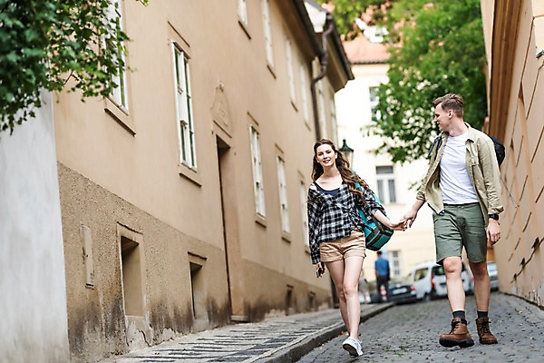 포토 JPG 주간 전신 서양인 나무 커플 응시 여자 남자 여행 배낭 거리 미소 사람 20대 성인 야외 두명 건물 앞모습 걷기 손잡기 맑음 다정 원근감 도시 골목길 즐거움 배낭여행 프라하 성인만 국내포토 자연요소 외국인 식물 건축물 시선 감정 길 뷰포인트 컨셉 가방 관계 모션 날씨 표정 청년 체코 파일형식