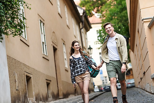 포토 JPG 주간 전신 서양인 커플 응시 여자 남자 여행 가로등 배낭 거리 미소 사람 20대 성인 야외 두명 건물 앞모습 걷기 손잡기 맑음 다정 원근감 도시 골목길 즐거움 배낭여행 프라하 성인만 국내포토 자연요소 외국인 건축물 시선 공공시설 감정 길 뷰포인트 컨셉 가방 관계 모션 날씨 표정 청년 체코 파일형식