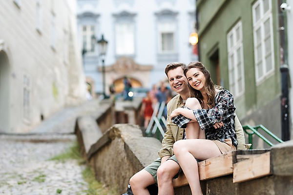 포토 JPG 주간 서양인 커플 응시 여자 남자 여행 가로등 창문 난간 휴식 거리 주택 미소 사람 앉기 상반신 20대 성인 야외 두명 옆모습 아웃포커스 계단 맑음 도시 즐거움 배낭여행 프라하 성인만 국내포토 자연요소 외국인 시선 공공시설 감정 뷰포인트 컨셉 관계 모션 날씨 촬영기법 표정 청년 건물 체코 파일형식