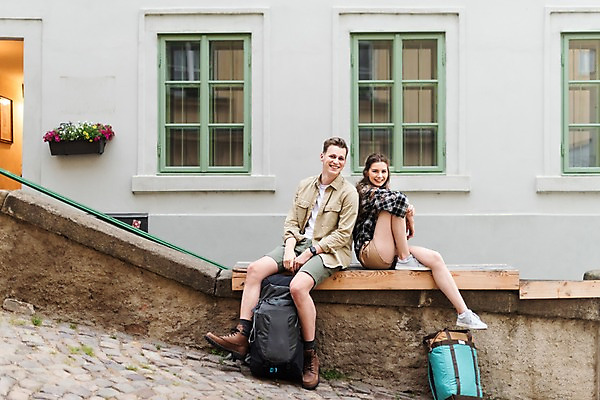 포토 JPG 주간 전신 서양인 커플 응시 여자 남자 화분 여행 배낭 창문 난간 휴식 거리 주택 미소 사람 앉기 20대 성인 야외 두명 건물 앞모습 옆모습 빛 문 맑음 도시 배낭여행 프라하 성인만 국내포토 자연요소 외국인 건축물 시선 뷰포인트 컨셉 가방 관계 모션 날씨 표정 청년 체코 파일형식