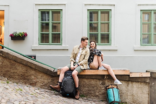 포토 JPG 주간 전신 서양인 커플 응시 여자 남자 꽃 화분 여행 배낭 창문 난간 휴식 거리 주택 미소 사람 앉기 20대 성인 야외 두명 건물 앞모습 옆모습 마주보기 맑음 도시 배낭여행 프라하 성인만 국내포토 자연요소 외국인 식물 건축물 시선 뷰포인트 컨셉 가방 관계 모션 날씨 표정 청년 체코 파일형식