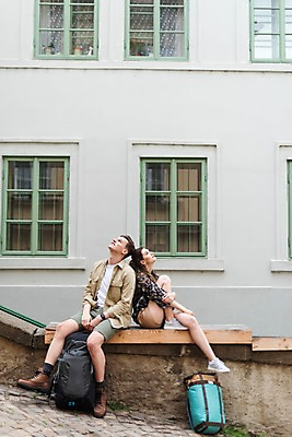 포토 JPG 주간 전신 서양인 커플 응시 여자 남자 여행 배낭 창문 난간 휴식 거리 주택 사람 앉기 20대 성인 야외 두명 옆모습 맑음 올려보기 도시 배낭여행 프라하 성인만 국내포토 자연요소 외국인 시선 뷰포인트 컨셉 가방 관계 모션 날씨 청년 건물 체코 파일형식