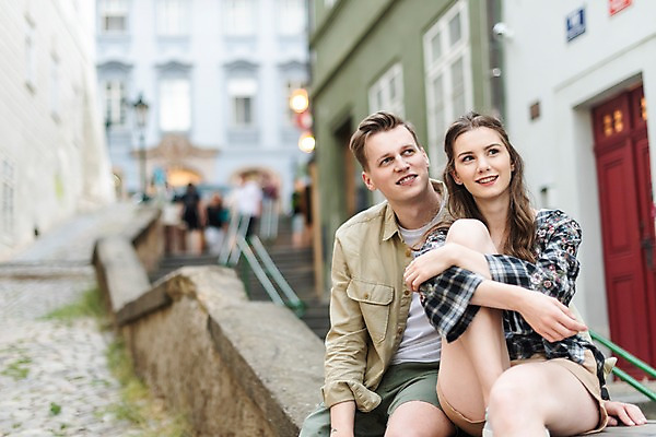 포토 JPG 주간 서양인 커플 응시 여자 남자 여행 가로등 창문 난간 휴식 거리 미소 사람 앉기 상반신 20대 성인 야외 두명 건물 앞모습 문 계단 맑음 도시 배낭여행 프라하 성인만 국내포토 자연요소 외국인 건축물 시선 공공시설 뷰포인트 컨셉 관계 모션 날씨 표정 청년 체코 파일형식