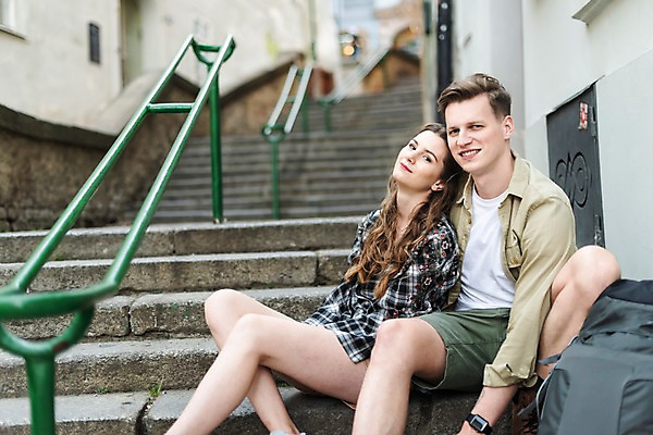 포토 JPG 주간 서양인 커플 응시 여자 남자 여행 배낭 휴식 거리 미소 사람 앉기 상반신 20대 성인 야외 두명 건물 앞모습 옆모습 계단 맑음 기댐 도시 배낭여행 프라하 성인만 국내포토 자연요소 외국인 건축물 시선 뷰포인트 컨셉 가방 관계 모션 날씨 표정 청년 체코 파일형식