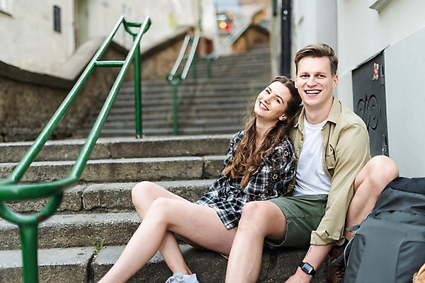 포토 JPG 주간 서양인 커플 응시 여자 남자 여행 배낭 휴식 거리 미소 사람 앉기 상반신 20대 성인 야외 두명 앞모습 옆모습 아웃포커스 계단 맑음 기댐 도시 즐거움 배낭여행 프라하 성인만 국내포토 자연요소 외국인 시선 감정 뷰포인트 컨셉 가방 관계 모션 날씨 촬영기법 표정 청년 체코 파일형식