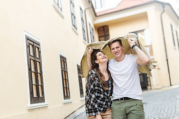 포토 JPG 주간 서양인 커플 응시 여자 남자 여행 상의 거리 주택 함께함 미소 사람 상반신 20대 성인 야외 두명 앞모습 걷기 맑음 올려보기 도시 즐거움 배낭여행 프라하 뒤집어쓰기 성인만 국내포토 자연요소 외국인 시선 옷 감정 뷰포인트 컨셉 관계 모션 날씨 표정 청년 건물 체코 파일형식