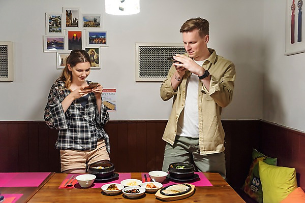 포토 JPG 서양인 커플 응시 여자 남자 한식 여행 식탁 전등 실내 서기 미소 사람 앉기 상반신 20대 성인 두명 앞모습 스마트폰 식당 사진촬영 배낭여행 뚝배기 비빔밥 프라하 한식당 성인만 국내포토 외국인 시선 음식 뷰포인트 관계 모션 탁자 조명 표정 청년 내부 핸드폰 스마트기기 상점 촬영 체코 파일형식