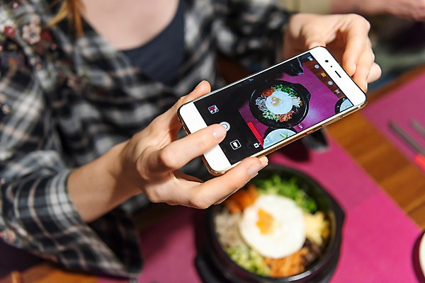 포토 JPG 여자 한식 식탁 실내 한명 사람 앉기 근접촬영 상반신 20대 성인 앞모습 신체부위 스마트폰 식당 사진촬영 식사 양손 비빔밥 프라하 국내포토 1 손 음식 뷰포인트 모션 탁자 청년 내부 핸드폰 스마트기기 상점 촬영 체코 파일형식