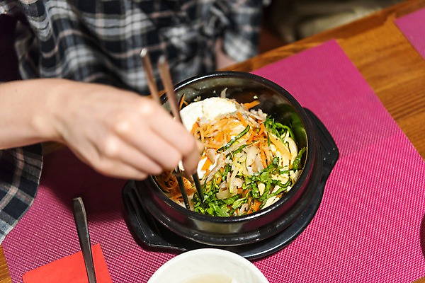 포토 JPG 손 여자 한식 젓가락 식탁 실내 한명 사람 앉기 근접촬영 20대 성인 신체부위 식당 식사 식탁보 비빔밥 국물 프라하 국내포토 1 음식 뷰포인트 모션 탁자 수저 청년 내부 상점 체코 파일형식