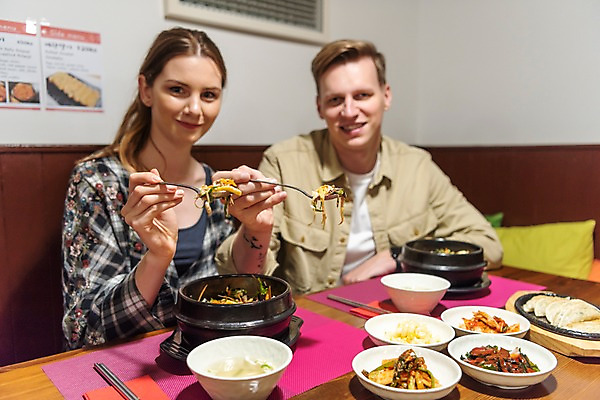 포토 JPG 서양인 커플 응시 여자 남자 한식 여행 식탁 실내 미소 들기 사람 앉기 상반신 20대 성인 두명 앞모습 식당 숟가락 배낭여행 비빔밥 프라하 성인만 국내포토 외국인 시선 음식 뷰포인트 관계 모션 탁자 수저 표정 청년 내부 상점 체코 파일형식