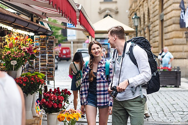 포토 JPG 주간 서양인 커플 응시 여자 남자 여행 가로등 배낭 거리 미소 사람 여러명 상반신 20대 성인 야외 건물 앞모습 뒷모습 여행객 마주보기 걷기 카메라 상점 맑음 시장 꽃집 구경 배낭여행 프라하 차양막 하벨시장 국내포토 자연요소 외국인 건축물 시선 공공시설 뷰포인트 다수 가방 관계 모션 날씨 표정 청년 전자제품 체코 차양 파일형식
