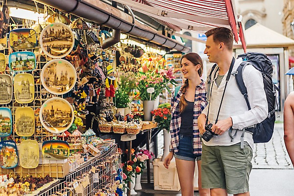 포토 JPG 주간 서양인 커플 응시 여자 남자 여행 배낭 미소 사람 상반신 20대 성인 야외 두명 옆모습 카메라 상점 맑음 잡기 시장 구경 배낭여행 기념품 프라하 차양막 성인만 하벨시장 국내포토 자연요소 외국인 시선 뷰포인트 가방 관계 모션 날씨 표정 청년 전자제품 오브젝트 체코 차양 파일형식