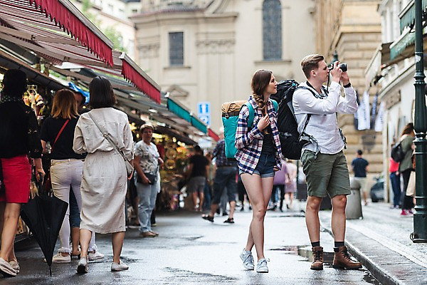 포토 JPG 주간 전신 서양인 커플 응시 여자 남자 여행 가로등 배낭 거리 서기 사람 여러명 20대 성인 야외 건물 앞모습 옆모습 뒷모습 아웃포커스 여행객 카메라 상점 맑음 사진촬영 시장 구경 배낭여행 프라하 차양막 하벨시장 국내포토 자연요소 외국인 건축물 시선 공공시설 뷰포인트 다수 가방 관계 모션 날씨 촬영기법 청년 전자제품 촬영 체코 차양 파일형식