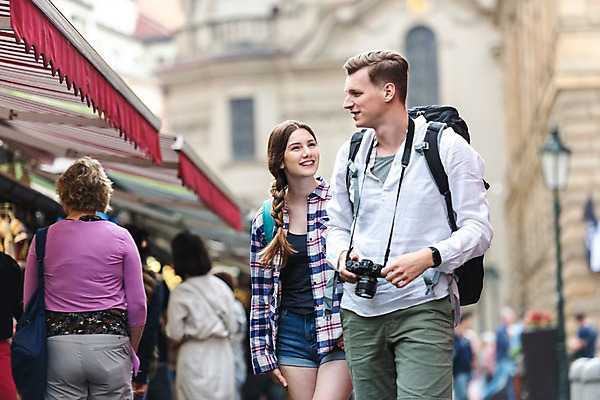 포토 JPG 주간 서양인 커플 응시 여자 남자 여행 배낭 거리 미소 사람 여러명 상반신 20대 성인 야외 앞모습 뒷모습 여행객 걷기 카메라 맑음 잡기 시장 구경 배낭여행 프라하 차양막 하벨시장 국내포토 자연요소 외국인 시선 뷰포인트 다수 가방 관계 모션 날씨 표정 청년 전자제품 체코 차양 파일형식