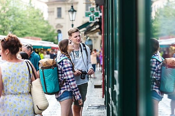 포토 JPG 주간 서양인 커플 응시 여자 남자 여행 가로등 배낭 거리 서기 사람 여러명 상반신 20대 성인 야외 앞모습 옆모습 뒷모습 여행객 카메라 맑음 잡기 시장 구경 배낭여행 프라하 차양막 하벨시장 국내포토 자연요소 외국인 시선 공공시설 뷰포인트 다수 가방 관계 모션 날씨 청년 전자제품 체코 차양 파일형식