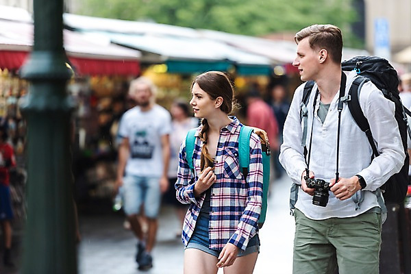 포토 JPG 주간 전신 서양인 커플 응시 여자 남자 여행 가로등 배낭 거리 사람 여러명 상반신 20대 성인 야외 앞모습 아웃포커스 여행객 카메라 상점 맑음 잡기 시장 구경 배낭여행 프라하 차양막 하벨시장 국내포토 자연요소 외국인 시선 공공시설 뷰포인트 다수 가방 관계 모션 날씨 촬영기법 청년 전자제품 체코 차양 파일형식