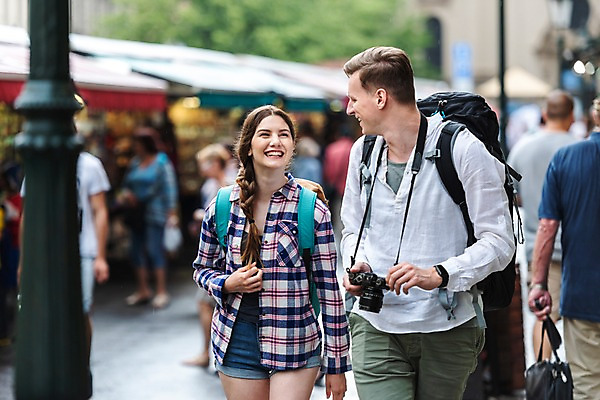 포토 JPG 주간 전신 서양인 커플 응시 여자 남자 여행 가로등 배낭 미소 사람 여러명 상반신 20대 성인 야외 앞모습 옆모습 뒷모습 아웃포커스 여행객 걷기 카메라 상점 맑음 잡기 시장 즐거움 배낭여행 프라하 차양막 하벨시장 국내포토 자연요소 외국인 시선 공공시설 감정 뷰포인트 다수 가방 관계 모션 날씨 촬영기법 표정 청년 전자제품 체코 차양 파일형식