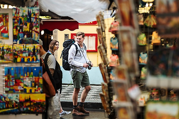 포토 JPG 주간 전신 서양인 커플 응시 여자 남자 여행 배낭 거리 미소 사람 여러명 20대 성인 야외 옆모습 아웃포커스 여행객 걷기 카메라 상점 맑음 잡기 시장 구경 배낭여행 기념품 프라하 하벨시장 국내포토 자연요소 외국인 시선 뷰포인트 다수 가방 관계 모션 날씨 촬영기법 표정 청년 전자제품 오브젝트 체코 파일형식