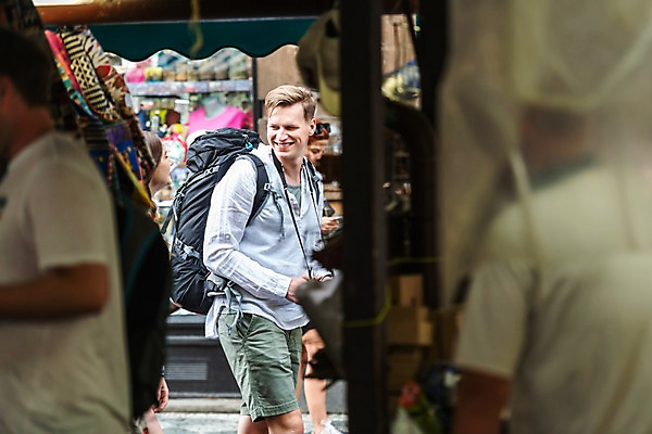 포토 JPG 주간 서양인 응시 여자 남자 여행 배낭 대화 미소 사람 여러명 상반신 20대 성인 야외 옆모습 여행객 마주보기 걷기 카메라 상점 맑음 잡기 시장 상품 구경 배낭여행 기념품 프라하 하벨시장 국내포토 자연요소 외국인 시선 뷰포인트 다수 가방 모션 날씨 표정 말하기 청년 전자제품 오브젝트 체코 파일형식