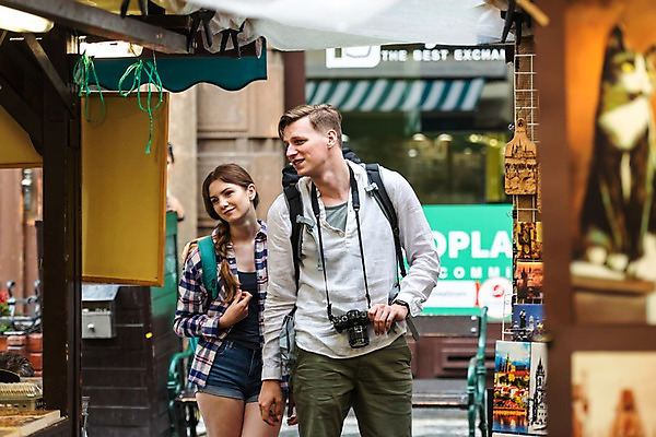 포토 JPG 주간 서양인 커플 응시 여자 남자 여행 배낭 거리 미소 사람 상반신 20대 성인 야외 두명 앞모습 걷기 카메라 상점 맑음 잡기 시장 구경 배낭여행 프라하 차양막 성인만 하벨시장 국내포토 자연요소 외국인 시선 뷰포인트 가방 관계 모션 날씨 표정 청년 전자제품 체코 차양 파일형식