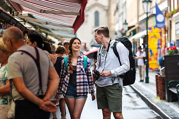 포토 JPG 주간 서양인 커플 응시 여자 남자 여행 배낭 거리 미소 사람 여러명 상반신 20대 성인 야외 앞모습 옆모습 여행객 걷기 카메라 상점 맑음 깃발 잡기 시장 즐거움 배낭여행 프라하 차양막 하벨시장 국내포토 자연요소 외국인 시선 감정 뷰포인트 다수 가방 관계 모션 날씨 표정 청년 전자제품 체코 차양 파일형식