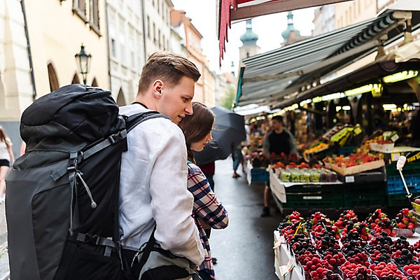 포토 JPG 주간 서양인 커플 응시 여자 남자 여행 과일 배낭 거리 서기 사람 상반신 20대 성인 야외 두명 옆모습 뒷모습 상점 맑음 시장 구경 배낭여행 프라하 과일가게 차양막 성인만 하벨시장 국내포토 자연요소 외국인 시선 뷰포인트 가방 관계 모션 날씨 청년 체코 차양 파일형식
