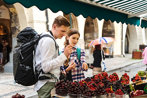 포토 JPG 주간 서양인 커플 응시 여자 남자 여행 지폐 과일 우산 배낭 서기 사람 상반신 20대 성인 야외 앞모습 옆모습 뒷모습 세명 여행객 상점 맑음 가리킴 시장 구매 배낭여행 프라하 과일가게 차양막 하벨시장 국내포토 자연요소 외국인 시선 뷰포인트 돈 가방 관계 모션 날씨 손짓 청년 쇼핑 체코 차양 파일형식