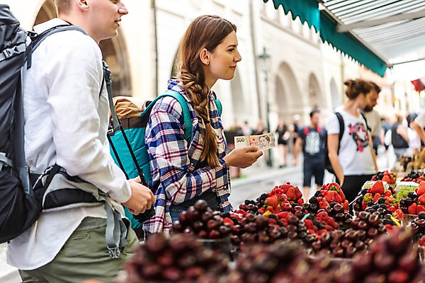 포토 JPG 주간 서양인 커플 응시 여자 남자 여행 지폐 과일 배낭 서기 미소 사람 여러명 상반신 20대 성인 야외 앞모습 옆모습 여행객 상점 맑음 시장 구매 배낭여행 프라하 과일가게 차양막 하벨시장 국내포토 자연요소 외국인 시선 뷰포인트 다수 돈 가방 관계 모션 날씨 표정 청년 쇼핑 체코 차양 파일형식