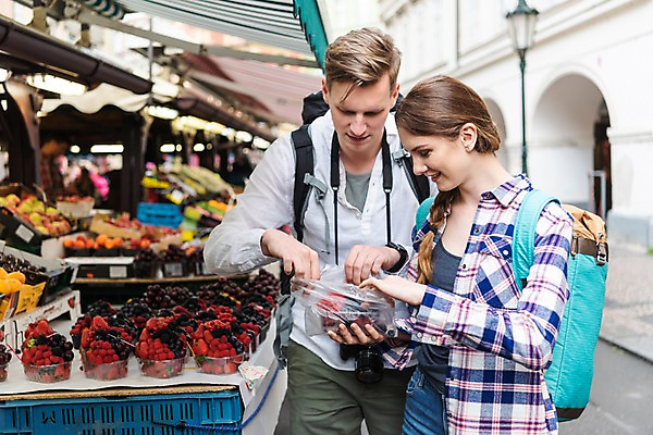 포토 JPG 주간 서양인 커플 응시 여자 남자 여행 과일 배낭 거리 서기 미소 들기 사람 상반신 20대 성인 야외 두명 앞모습 옆모습 상점 맑음 잡기 시장 배낭여행 프라하 블랙베리 차양막 성인만 하벨시장 국내포토 자연요소 외국인 시선 뷰포인트 가방 관계 모션 날씨 표정 청년 체코 차양 파일형식