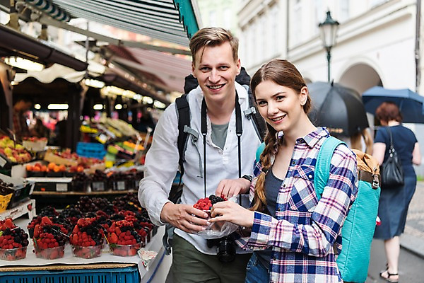 포토 JPG 주간 서양인 커플 응시 여자 남자 여행 과일 우산 배낭 거리 서기 미소 들기 사람 여러명 상반신 20대 성인 야외 앞모습 뒷모습 여행객 상점 맑음 전시 시장 배낭여행 프라하 블랙베리 차양막 하벨시장 국내포토 자연요소 외국인 시선 뷰포인트 다수 가방 관계 모션 날씨 표정 청년 체코 차양 파일형식