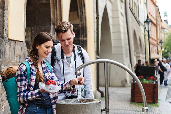 포토 JPG 주간 전신 서양인 커플 응시 여자 남자 여행 가로등 과일 배낭 거리 서기 미소 들기 사람 여러명 상반신 20대 성인 야외 앞모습 옆모습 여행객 맑음 시장 씻기 배낭여행 수도꼭지 프라하 블랙베리 하벨시장 국내포토 자연요소 외국인 시선 공공시설 뷰포인트 다수 가방 관계 모션 날씨 표정 청년 청결 체코 파일형식