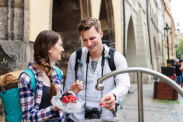 포토 JPG 주간 서양인 커플 응시 여자 남자 여행 과일 배낭 거리 서기 미소 들기 사람 상반신 20대 성인 야외 두명 건물 앞모습 옆모습 맑음 시장 씻기 즐거움 배낭여행 수도꼭지 프라하 블랙베리 성인만 하벨시장 국내포토 자연요소 외국인 건축물 시선 감정 뷰포인트 가방 관계 모션 날씨 표정 청년 청결 체코 파일형식