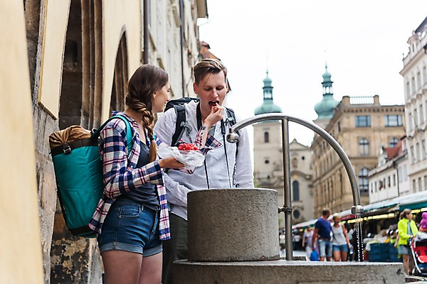 포토 JPG 주간 서양인 커플 여자 남자 여행 과일 배낭 거리 들기 사람 여러명 상반신 20대 성인 야외 건물 앞모습 옆모습 아웃포커스 여행객 상점 맑음 성 시장 먹여주기 배낭여행 수도꼭지 프라하 하벨시장 국내포토 자연요소 외국인 건축물 뷰포인트 다수 가방 관계 모션 날씨 촬영기법 청년 먹기 체코 파일형식