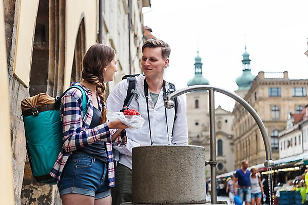 포토 JPG 주간 서양인 커플 응시 여자 남자 여행 과일 배낭 거리 서기 미소 들기 사람 상반신 20대 성인 야외 두명 앞모습 옆모습 마주보기 상점 맑음 시장 배낭여행 수도꼭지 프라하 성인만 하벨시장 국내포토 자연요소 외국인 시선 뷰포인트 가방 관계 모션 날씨 표정 청년 체코 파일형식