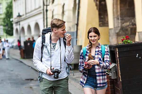 포토 JPG 주간 서양인 커플 응시 여자 남자 여행 가로등 과일 배낭 거리 서기 미소 들기 사람 상반신 20대 성인 야외 두명 건물 앞모습 카메라 맑음 잡기 시장 먹기 배낭여행 프라하 블랙베리 성인만 하벨시장 국내포토 자연요소 외국인 건축물 시선 공공시설 뷰포인트 가방 관계 모션 날씨 표정 청년 전자제품 체코 파일형식