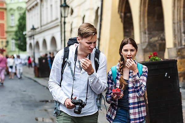 포토 JPG 주간 서양인 커플 응시 여자 남자 여행 가로등 과일 배낭 거리 들기 사람 상반신 20대 성인 야외 두명 건물 앞모습 아웃포커스 걷기 카메라 맑음 잡기 시장 먹기 구경 배낭여행 프라하 블랙베리 성인만 하벨시장 국내포토 자연요소 외국인 건축물 시선 공공시설 뷰포인트 가방 관계 모션 날씨 촬영기법 청년 전자제품 체코 파일형식