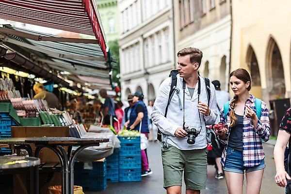 포토 JPG 주간 서양인 커플 응시 여자 남자 여행 과일 배낭 거리 사람 여러명 상반신 20대 성인 야외 앞모습 옆모습 뒷모습 아웃포커스 여행객 걷기 카메라 상점 맑음 잡기 시장 상품 먹기 구경 배낭여행 기념품 프라하 하벨시장 국내포토 자연요소 외국인 시선 뷰포인트 다수 가방 관계 모션 날씨 촬영기법 청년 전자제품 오브젝트 체코 파일형식